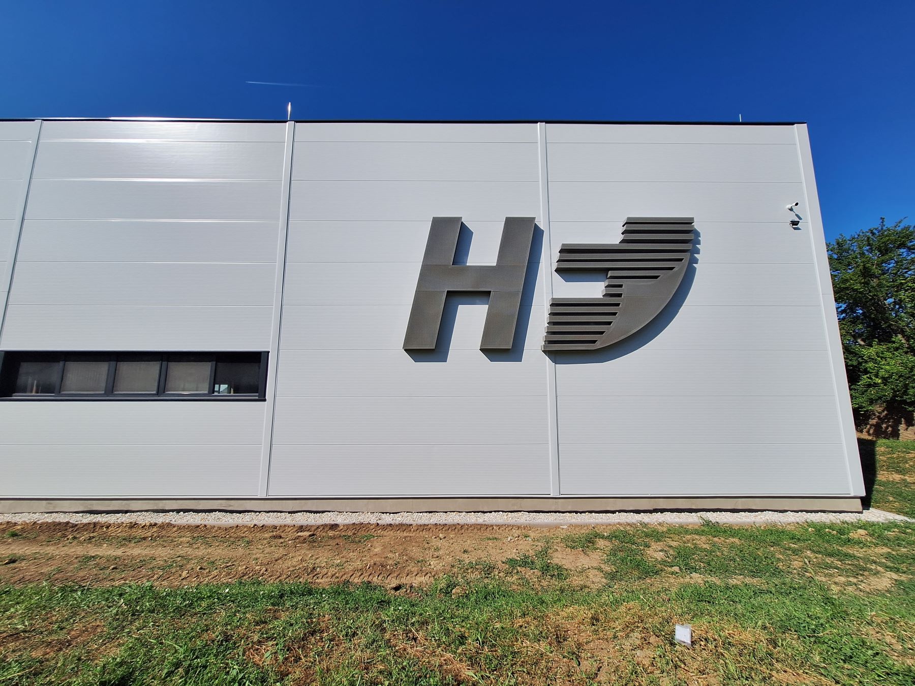 Óriás homlokzati logó front perfolált lemezzel