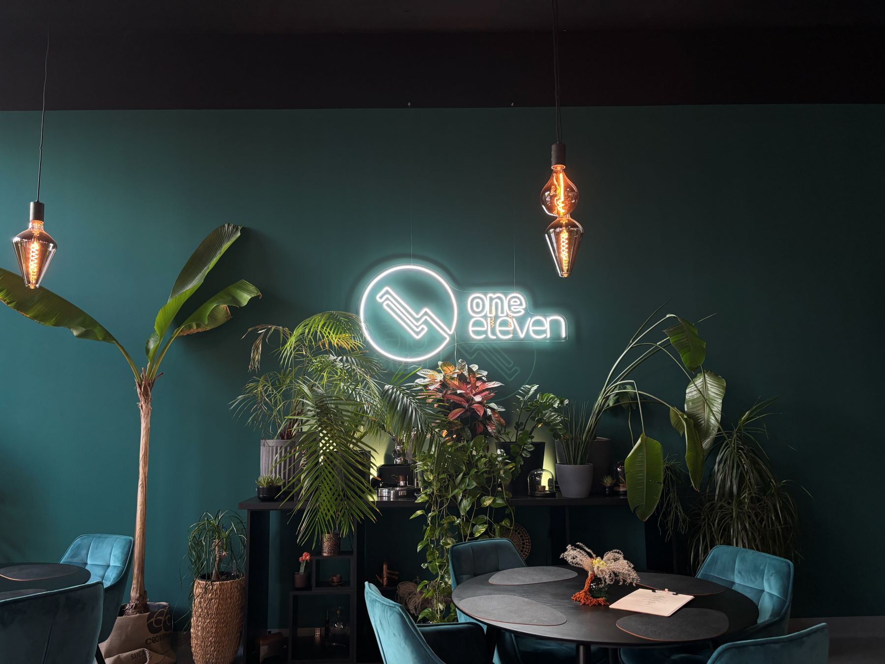 LED-Neon-Schriftzug für innen – Referenz One Eleven