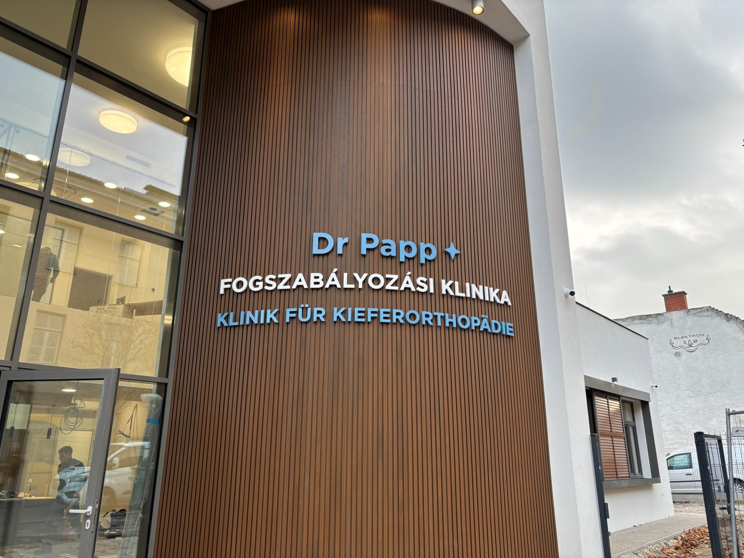 3D-Buchstaben an der Fassade – Referenz Dr. Papp