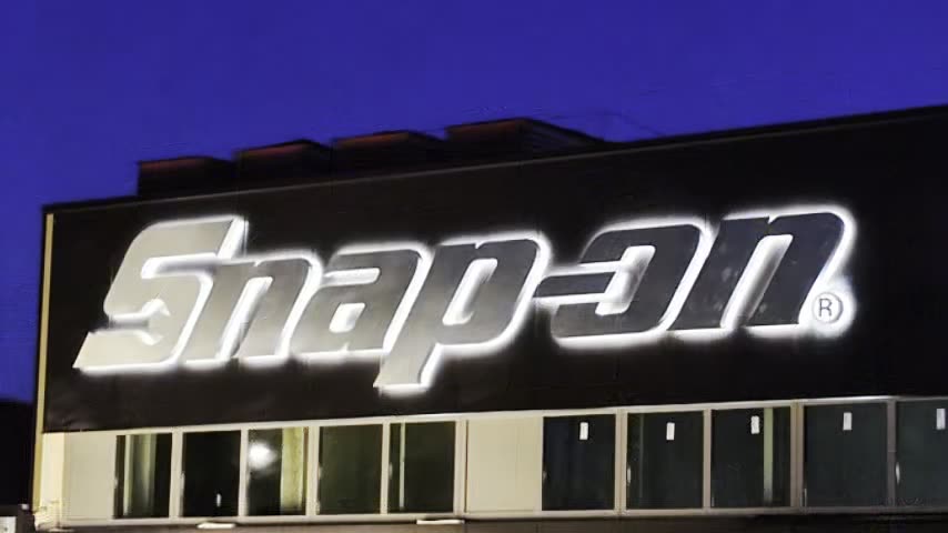 Rückleuchtender 3D-Schriftzug am Abend – Referenz Snap-on