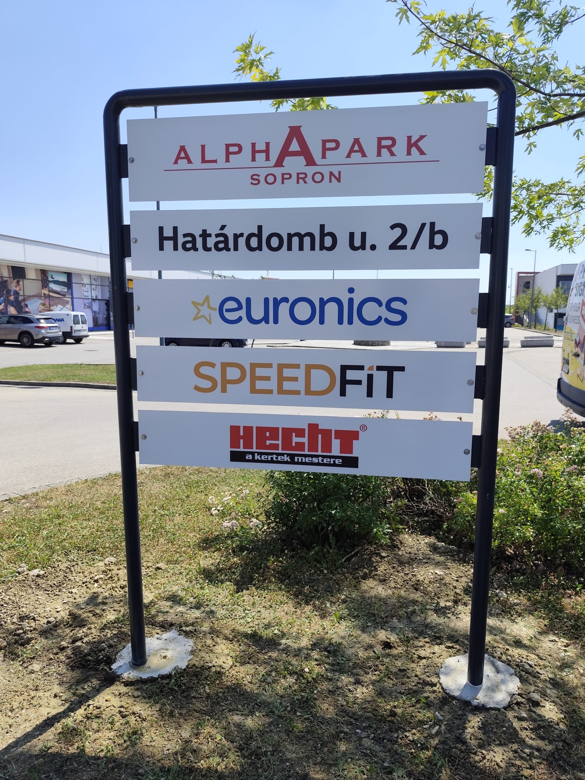 Wayfinding információs és útbaigazító tábla épületben